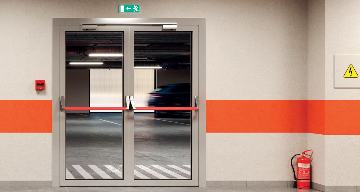 В чем отличие противопожарной двери от обычной: полное сравнение и руководство по выбору