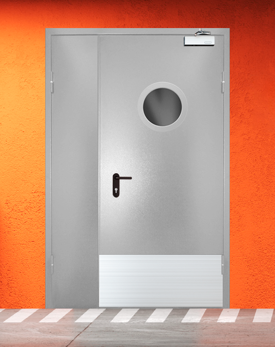 Противопожарная полуторная серая дверь порошковым напылением EIS 45 с круглым окном, широким отбойником