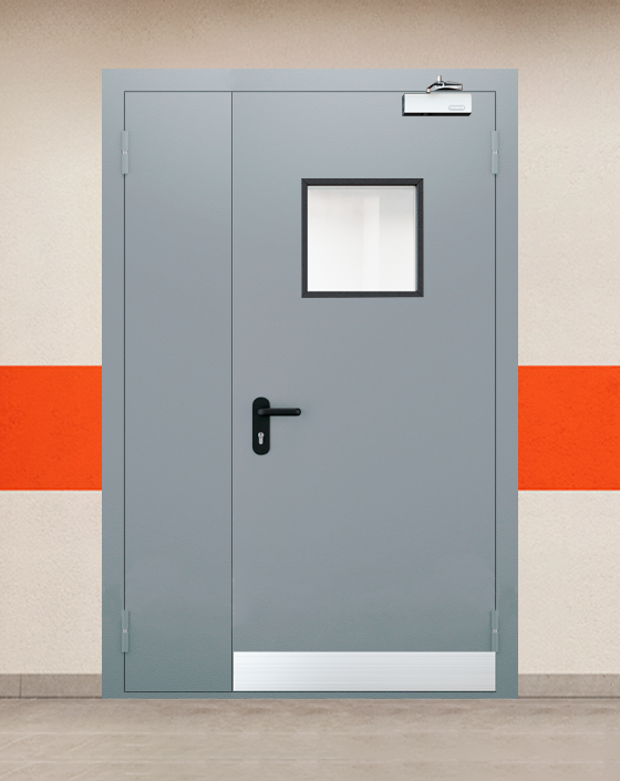 Противопожарная полуторная серая дверь EI 30 (3-го типа) с квадратным окном, узким отбойником