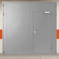 Ворота металлические двустворчатые серые с дверью, доводчиком и блестящей ручкой