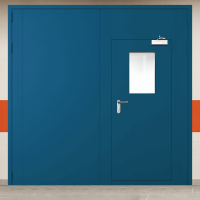 Ворота металлические двустворчатые синие с дверью, окном, доводчиком и блестящей ручкой